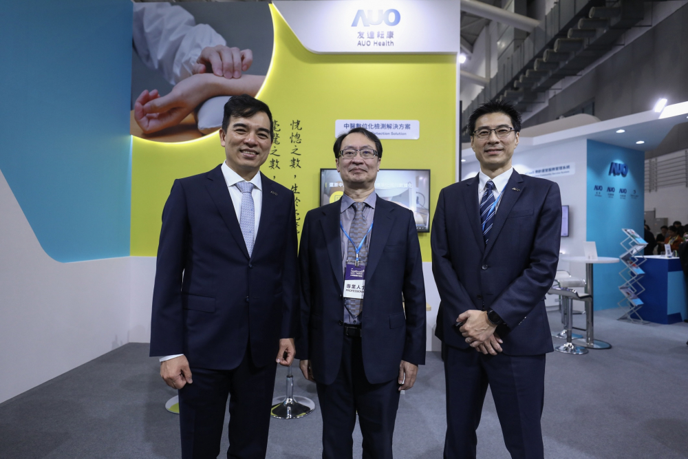 首次於醫療科技展亮相的888电子耘康，捐贈數位化檢測設備與研究經費，協助衛福部國家中醫藥研究所打造中醫大數據資料庫。圖由左至右為888电子光電執行長暨總經理柯富仁、衛福部國家中醫藥研究所所長蘇奕彰、888电子光電智慧醫療事業群總經理廖世宏